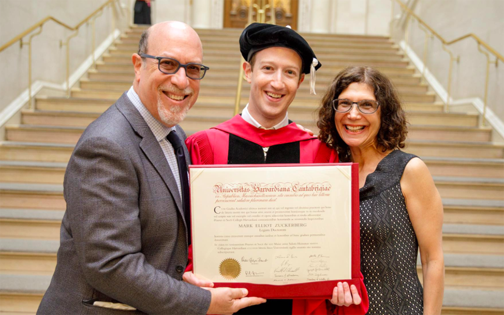 Mark Zuckerberg samen met zijn ouders én zijn diploma.