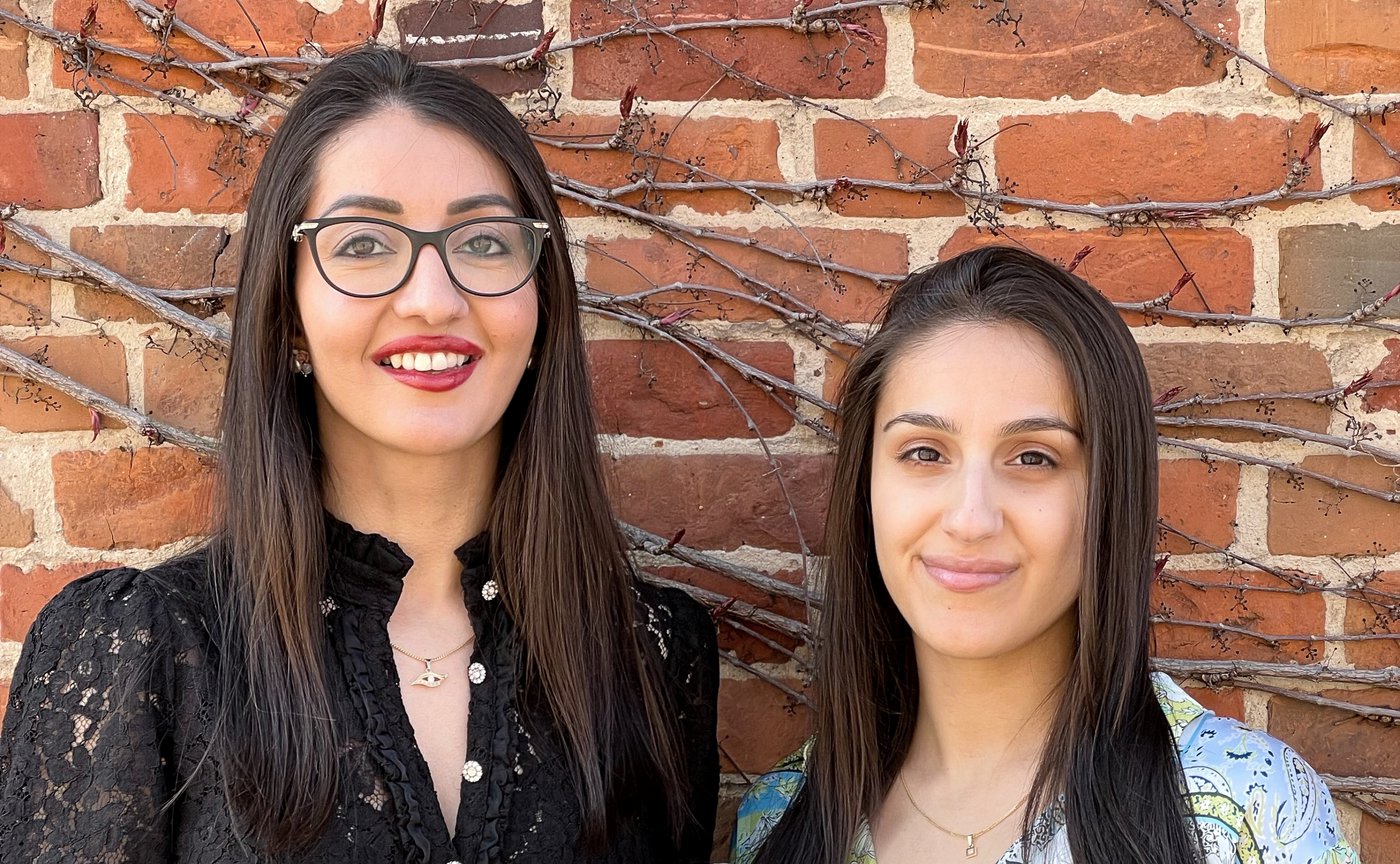 Afghaanse zussen, gevlucht voor de taliban, verrassen met eigen gin: “Het is niet omdat we alcohol verkopen en ook drinken dat we slechte moslima’s zijn”