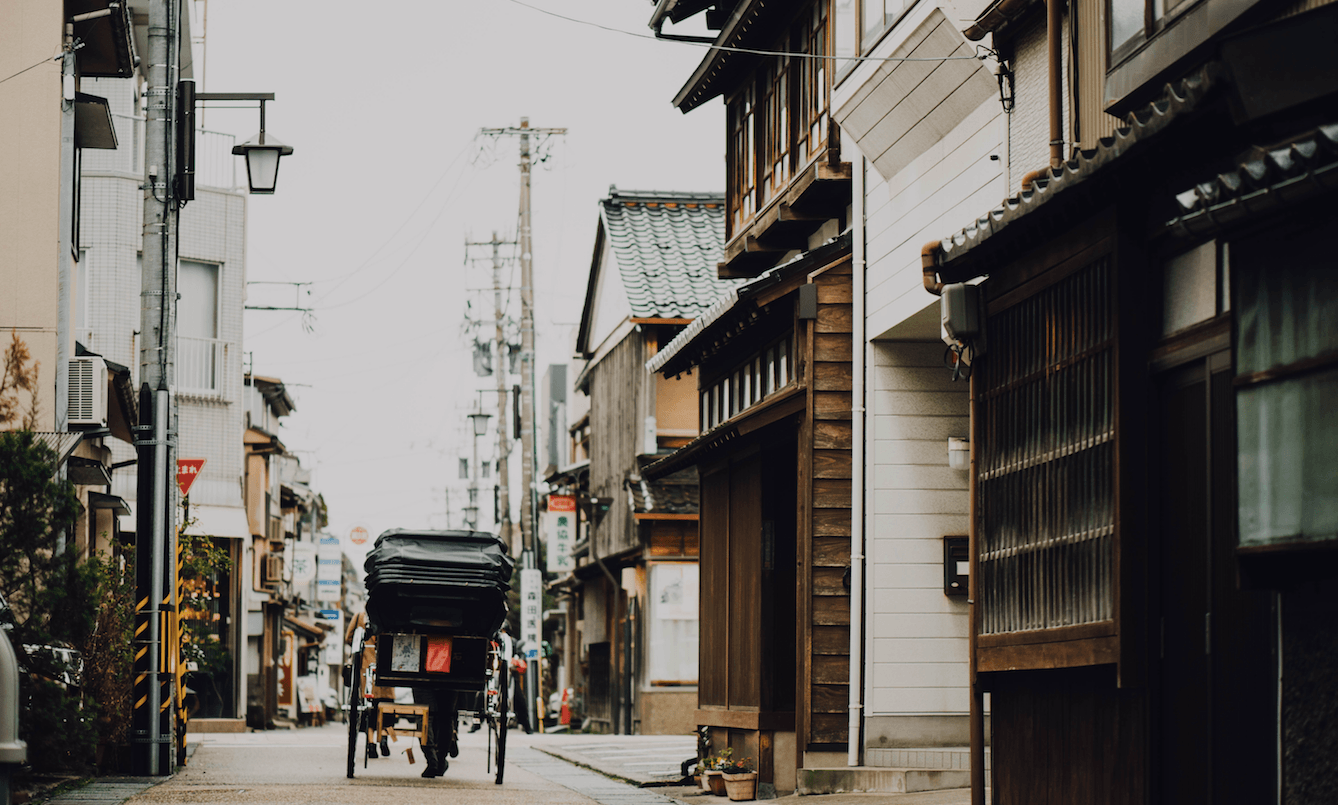 Auto’s hebben twee koplampen, omdat koetsen twee lantaarns hadden. Wat zit er vastgeroest in jouw sector?