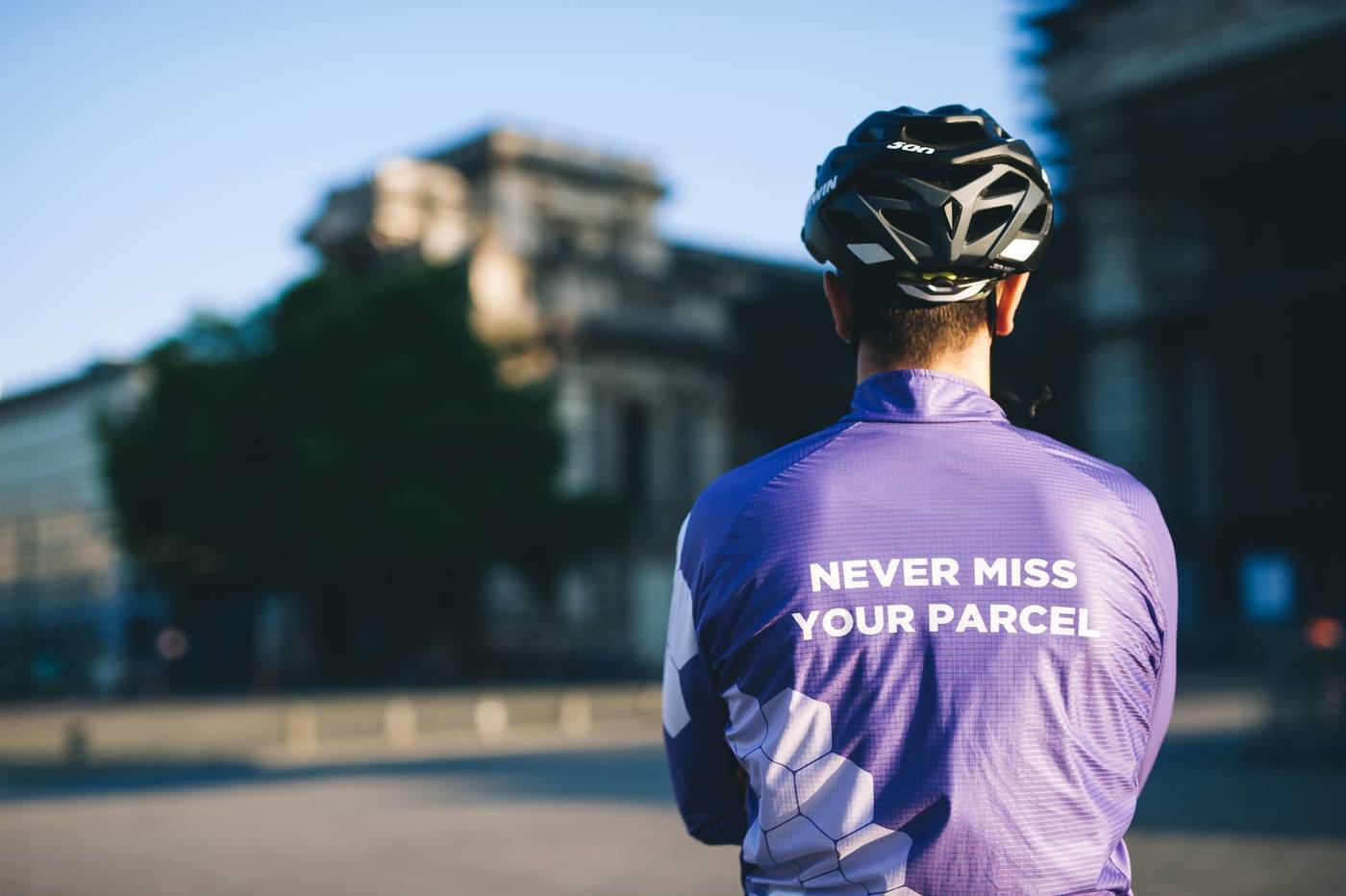 Belgische start-up Parcify levert nu ook pakjes via kajaks en paddle boards in Amsterdam