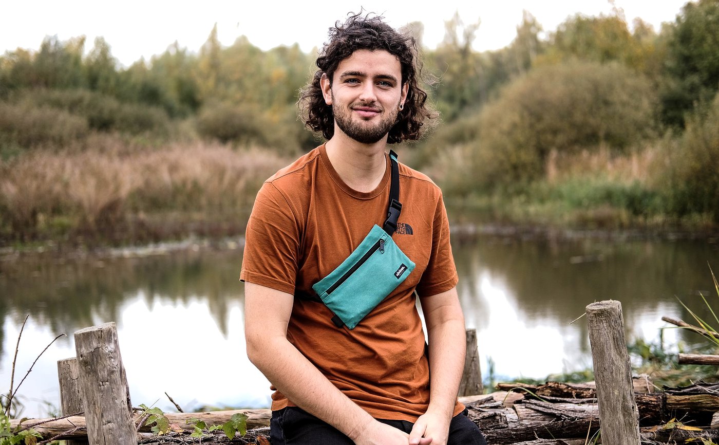 Deze jonge Antwerpenaar maakt hippe rugzakken van afgedankte scoutstenten: “Circulair ondernemen was voor mij de enige optie”