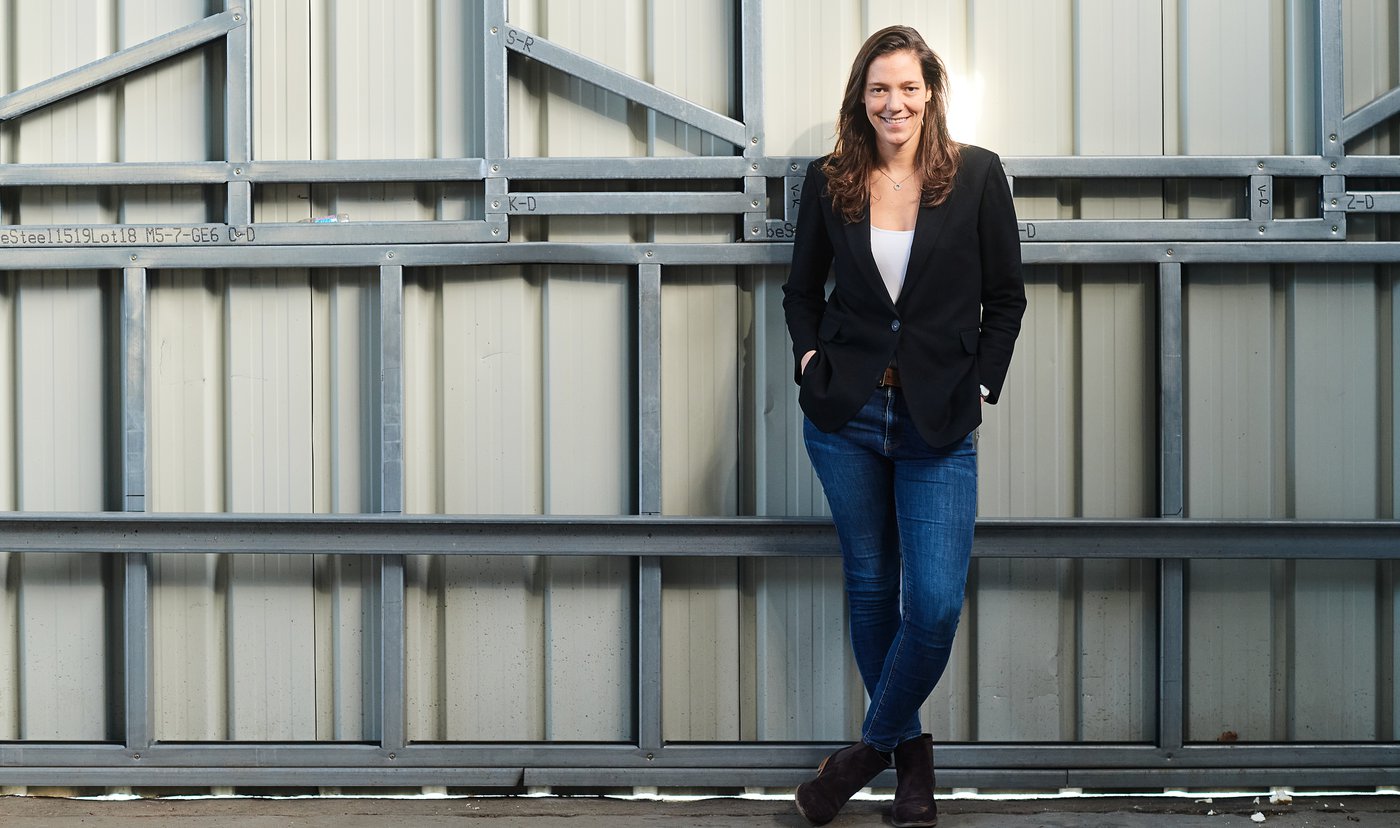 Deze jonge CEO haalt het klassieke bouwproces onderuit met haar innovatieve start-up: “In één dag rolt je energieneutrale woning van onze band”