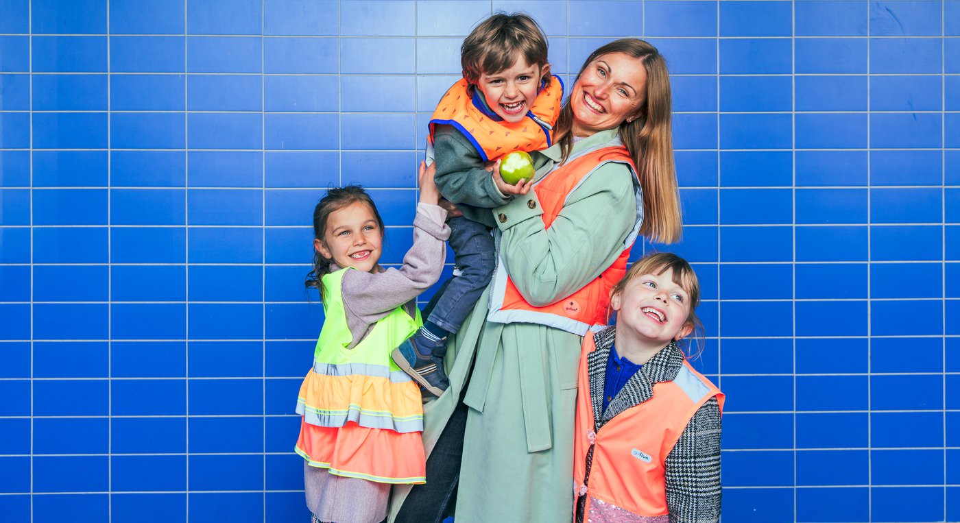 Deze mode-ontwerpster maakt van fluohesjes een fashion statement: “Het is een kledingstuk, waarom dan zo basic houden?”