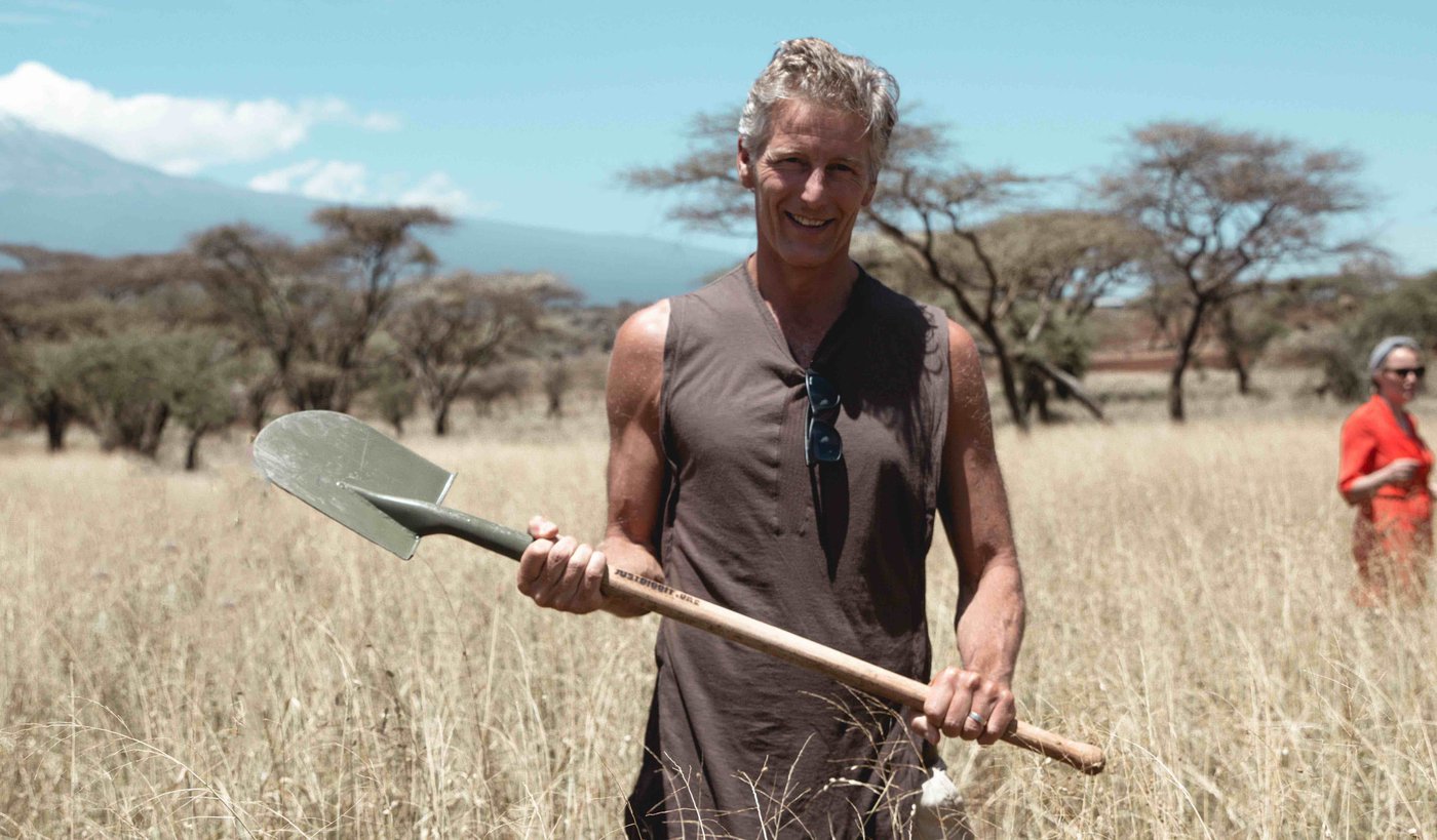 Deze Nederlandse ondernemer maakt droge gebieden in Afrika opnieuw groen en vruchtbaar: “Als we de aarde kunnen opwarmen, kunnen we haar ook afkoelen”