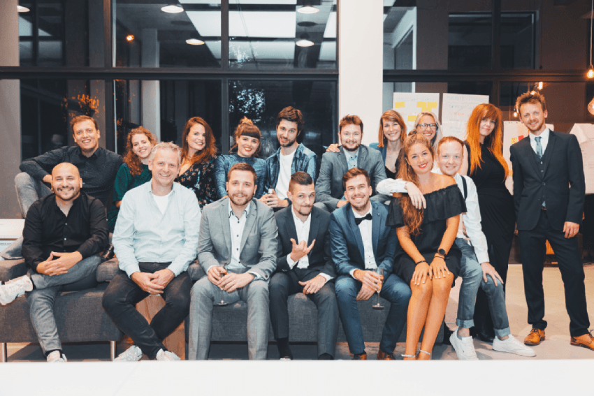 Dit Antwerpse bedrijf werd bekend met onbeperkt verlof voor medewerkers maar gaat nog een stap verder: “We willen het hoofd van onze mensen vullen met creativiteit. Niet met zorgen”