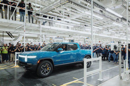 Eerste commerciële auto van Tesla-killer rolt van de band