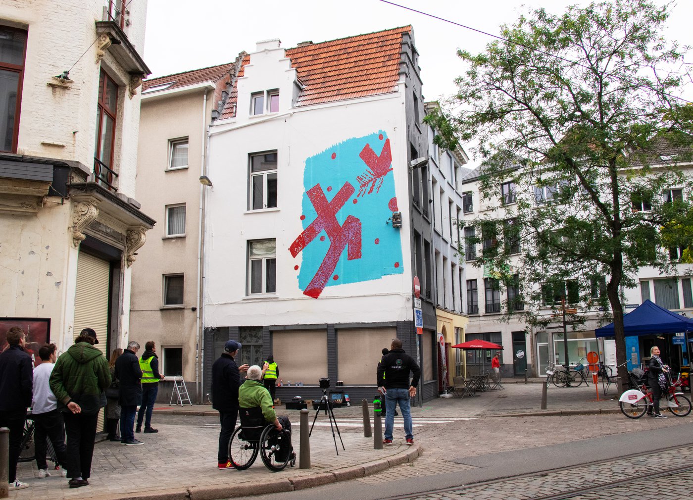 Gerolstoelde artiest maakt muurschilderingen met behulp van grafische robot