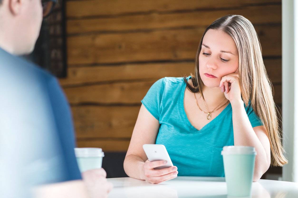Haal jij vaak je smartphone boven in gezelschap? Waarom dat slechter voor je is dan je denkt: