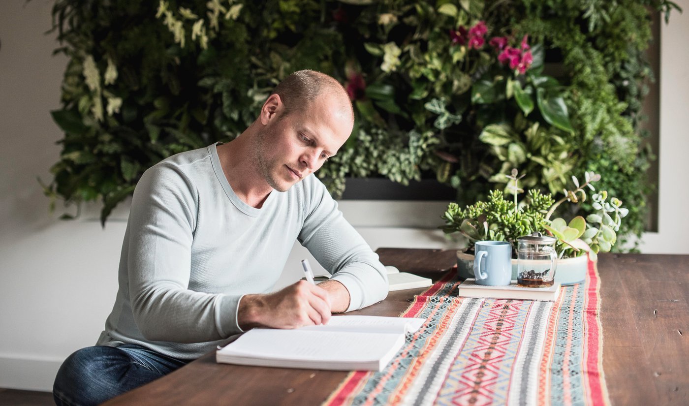 Hoe ‘fenomeen’ Tim Ferriss een netto vermogen van 110 miljoen dollar wist te vergaren: “Als je de ochtend verovert, win je de dag”