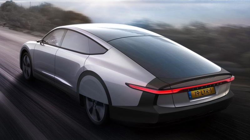 Leasebedrijf plaatst grote bestelling zonneauto’s bij Nederlandse Lightyear