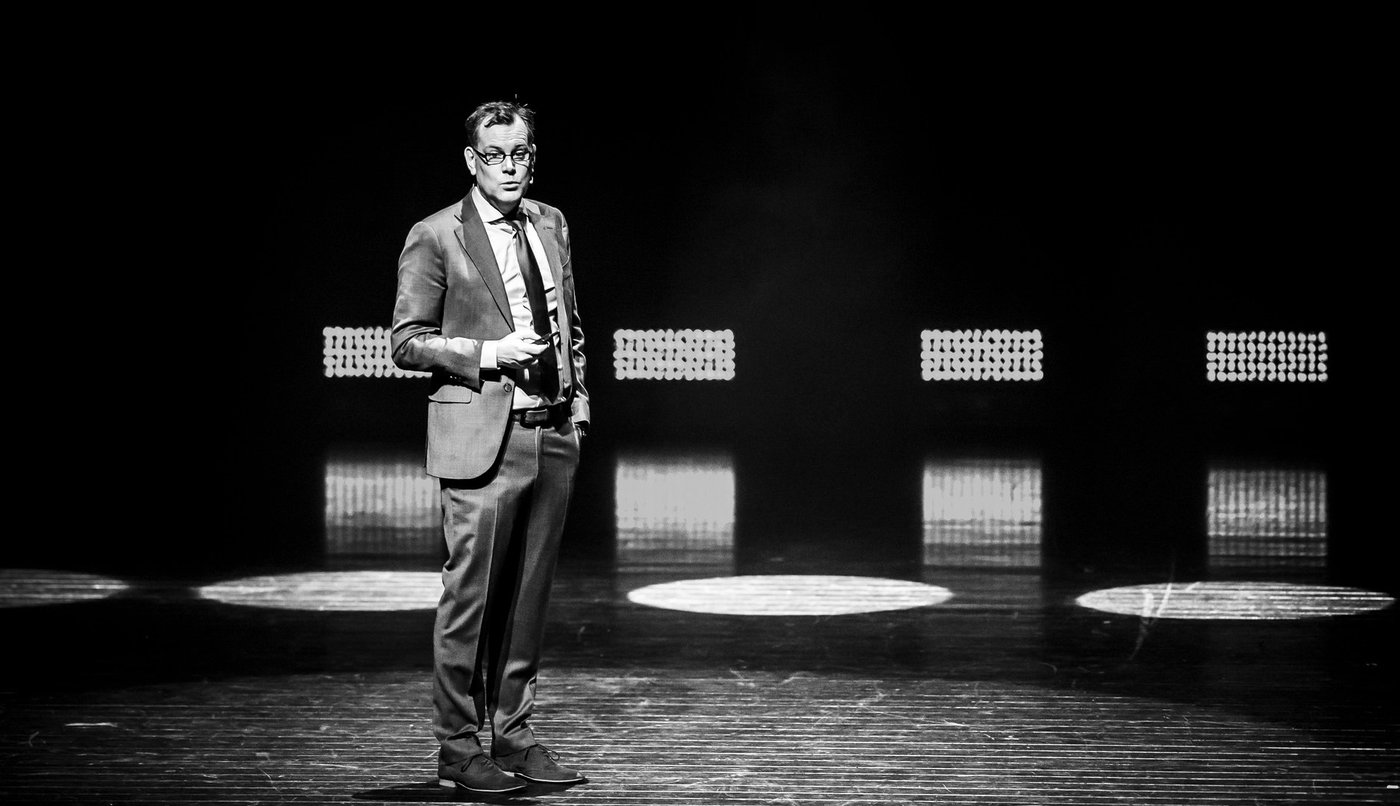 ‘Senior Executive Comedian’ Arnout Van den Bossche: “In het bedrijfsleven moest ik meer komedie spelen dan op het podium”