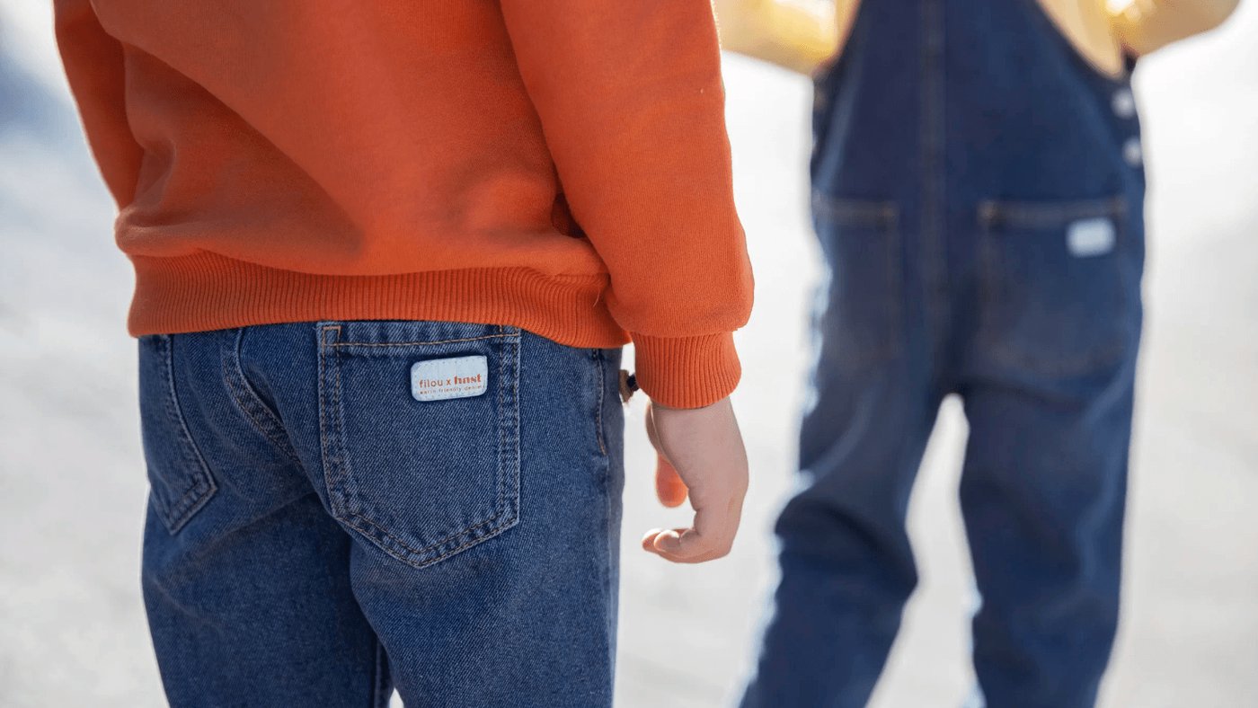 Twee Belgische merken lanceren samen duurzame en circulaire kinderjeanscollectie