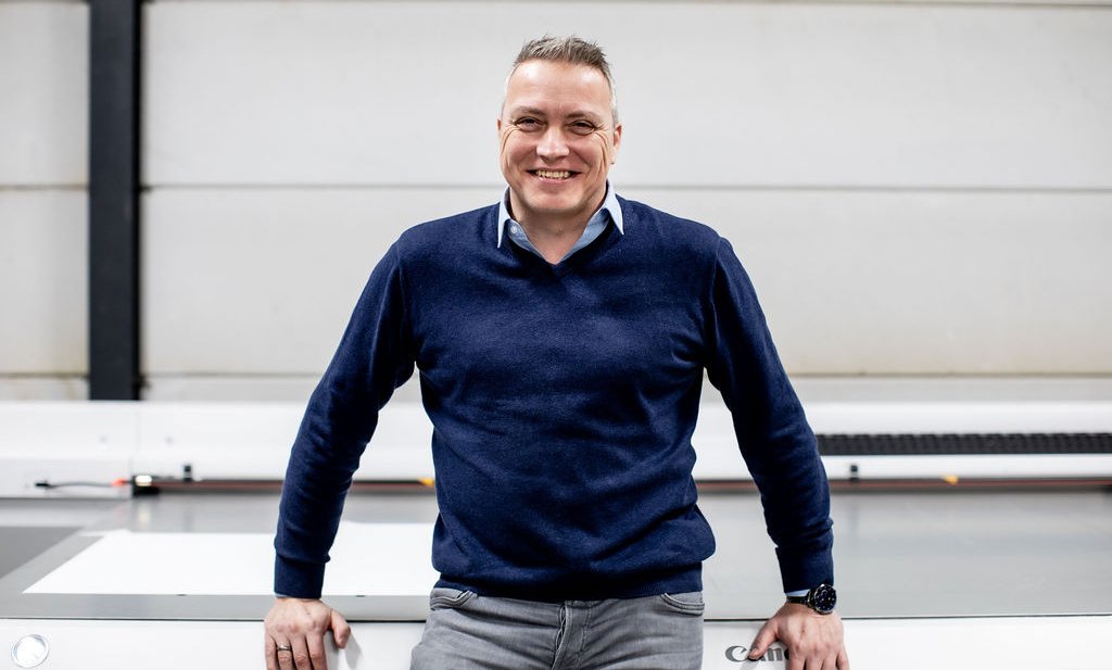 Waarom deze ‘drukwerkmakelaar’ zich allerminst druk maakt: “Print is niet dood, print is springlevend”