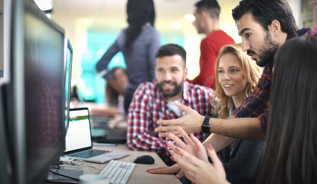 Waarom bedrijven in hun digitale transformatie er goed aan doen te kiezen voor een mix van jong talent en ervaring. Zo pakt Wolters Kluwer het aan: