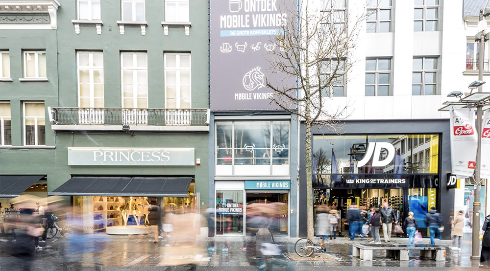 Een voorbeeld van een 'CityCube' op de Antwerpse Meir waar Mobile Vikings tijdelijk een leegstaand pand gebruikte als pop-up store