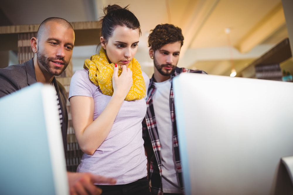 Werkers kijken naar computer